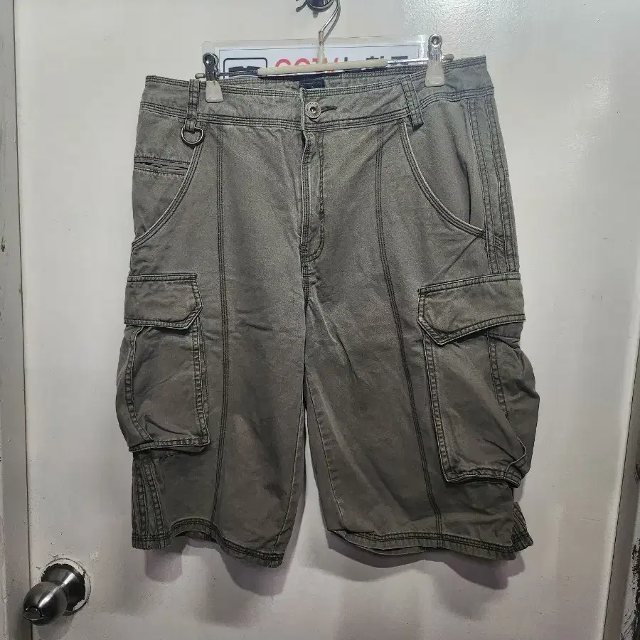 (33) 아디다스 카키색 카고 반바지