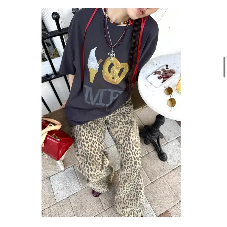 럭키슈에뜨 Low-Rise Leopard Denim Pants (beige)