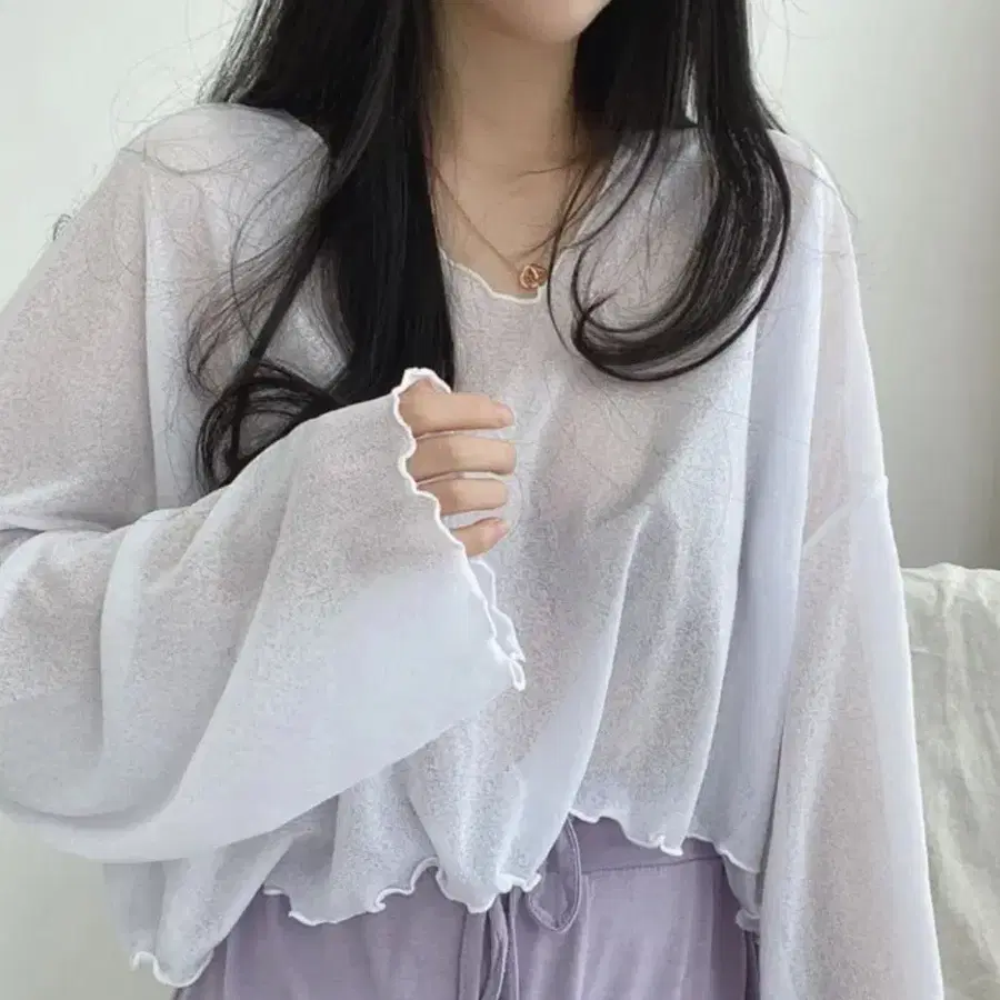 흰색 크롭 시스루 긴팔티 (프리사이즈)