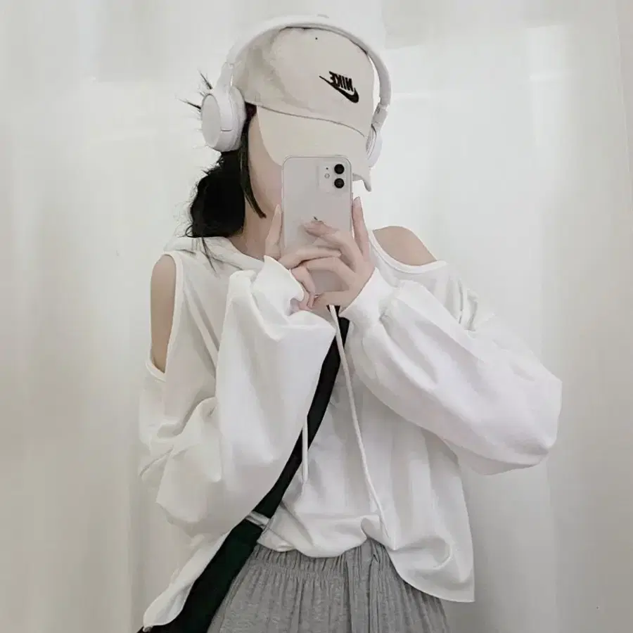 흰색 크롭 오프숄더 후드티 (XS/S/M/L, 44/55/66/77, 80/85/90/95 사이즈)
