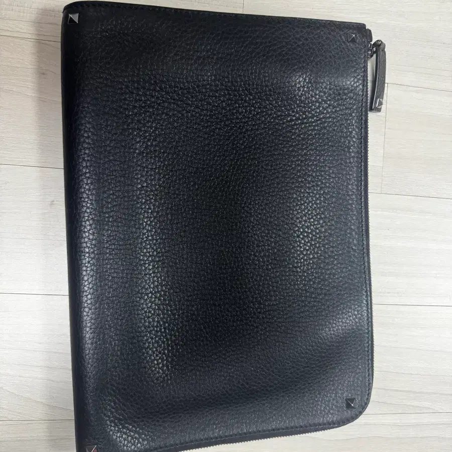 발렌티노 블랙 스터드 클러치