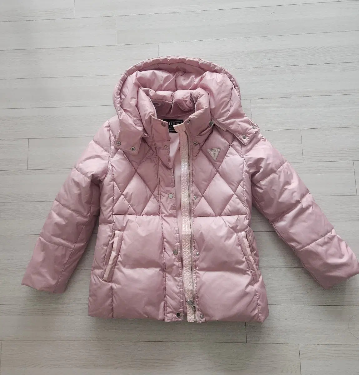 GUESS 키즈 핑크 패딩 145