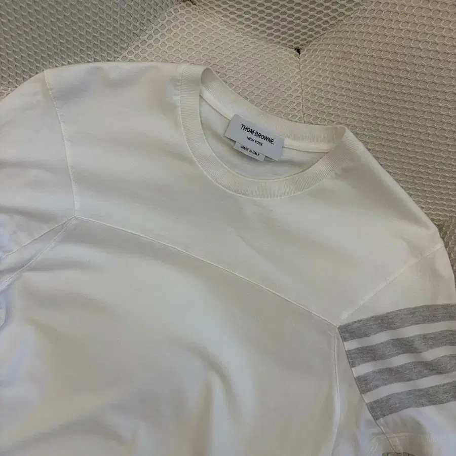 톰브라운 사선 완장 자수 반팔