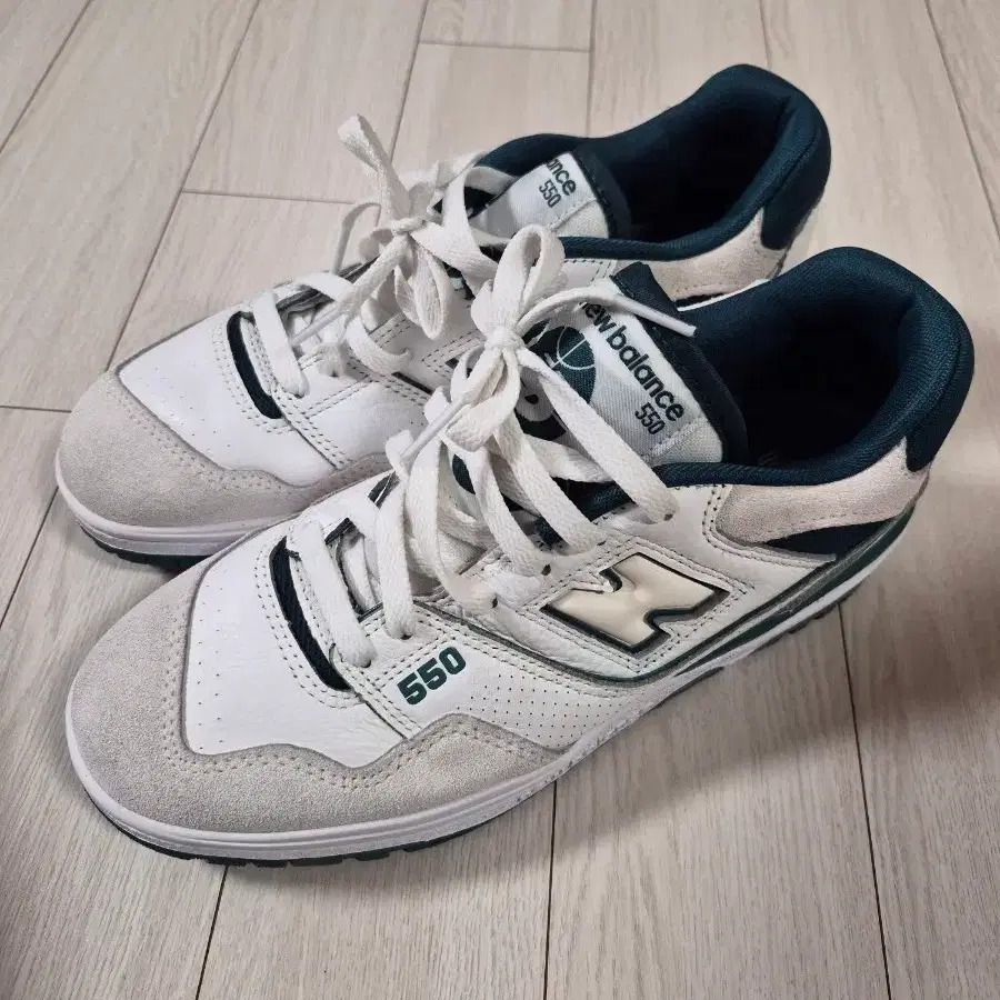 뉴발란스 550 스니커즈 화이트 빈티지 틸(BB550STA) 운동화 사이즈260두세번 신은거라 새거 같긴해요오염 하자없어요아웃솔까지 깨끗해요세탁해뒀어요뉴발란스 550
