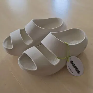 OOFOS OOmega 샌들 화이트