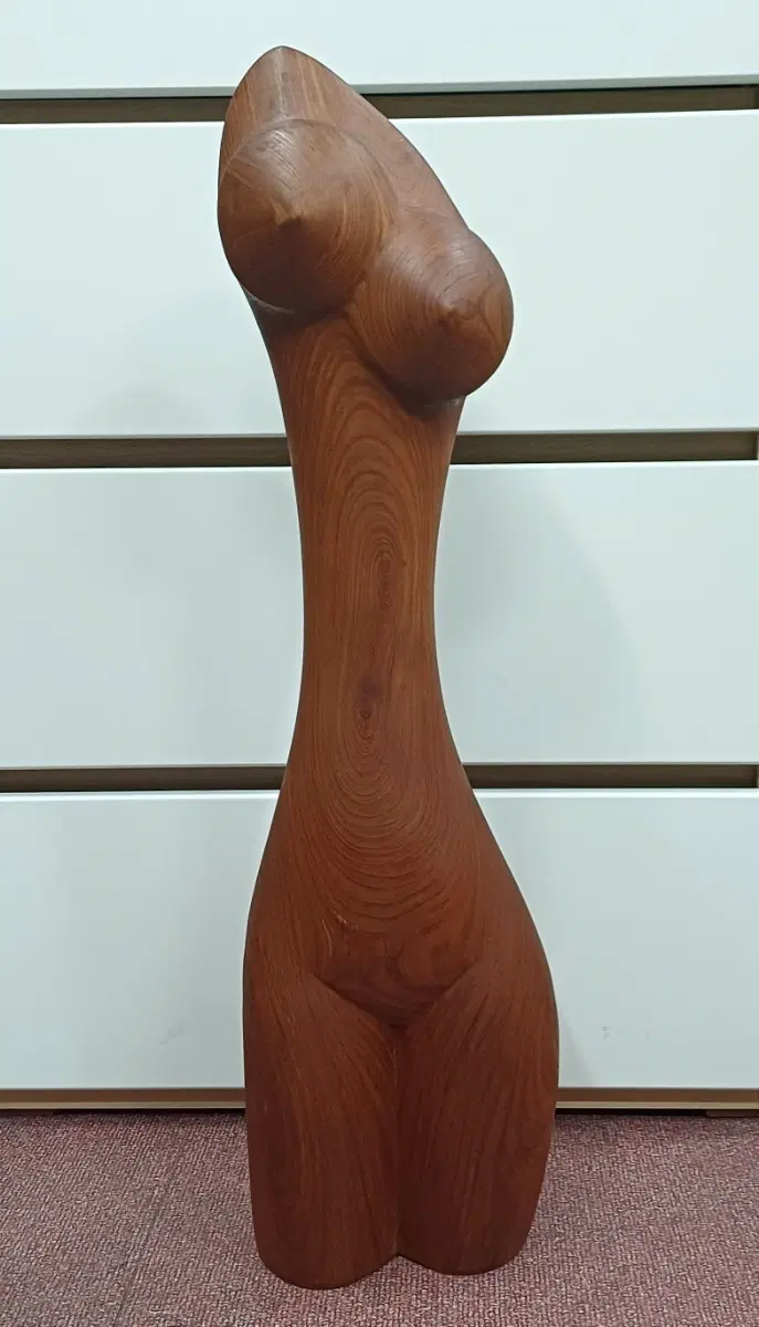 여인 목조각 작품