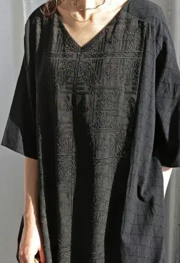 안티카 블랙 패턴 절개 롱 원피스