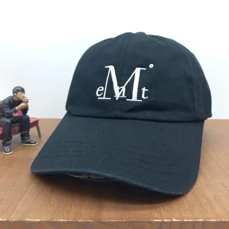 뮤센트 MUCENT 시그니처 엠블럼 레터링 자수 볼캡 블랙
