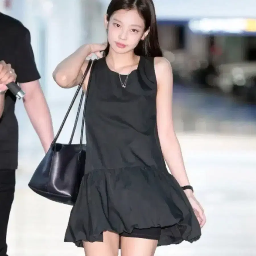 아모멘토 제니 원피스 볼륨 미니드레스 블랙
