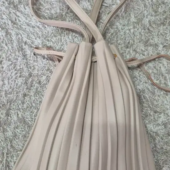 플리츠 숄더백 베이지