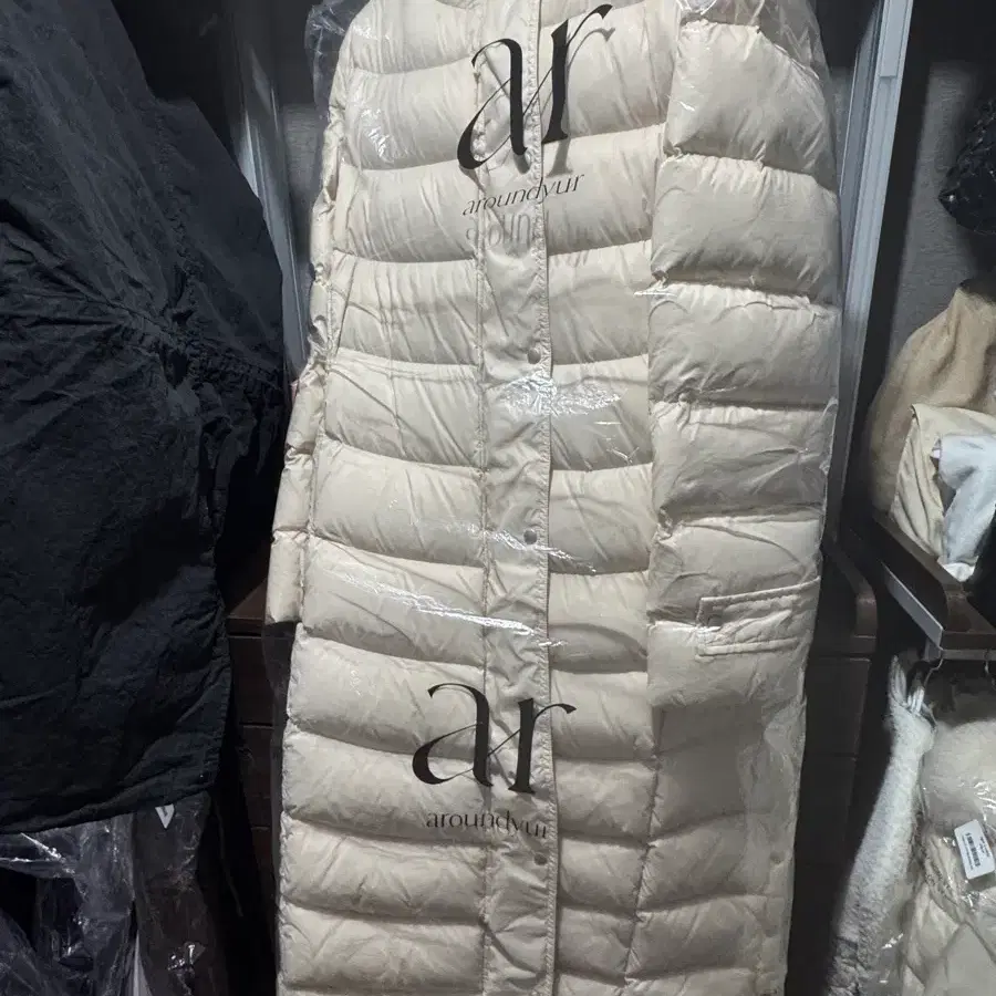 어라운드율 사가폭스퍼 롱패딩 아이보리