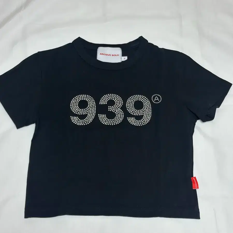 아카이브 볼드 939 로고 크롭 탑 BLACK