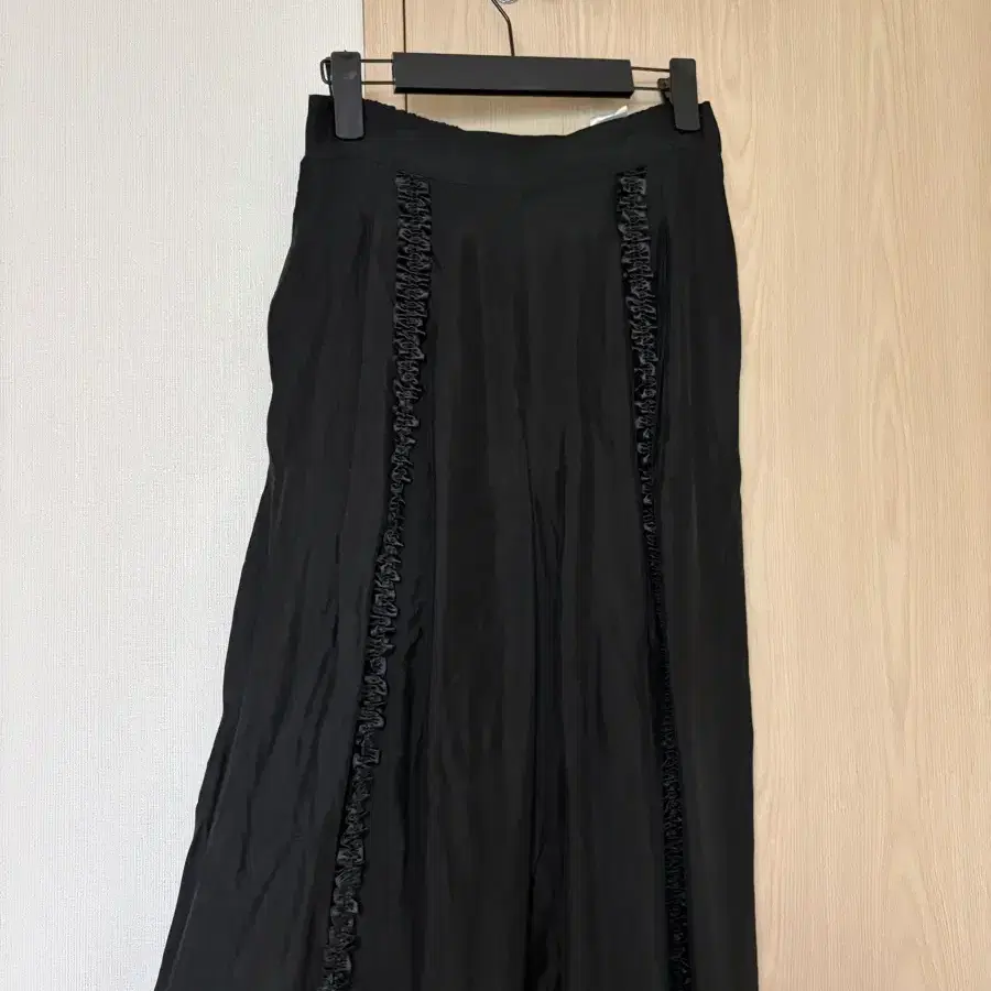 유노이아 프릴 팬츠