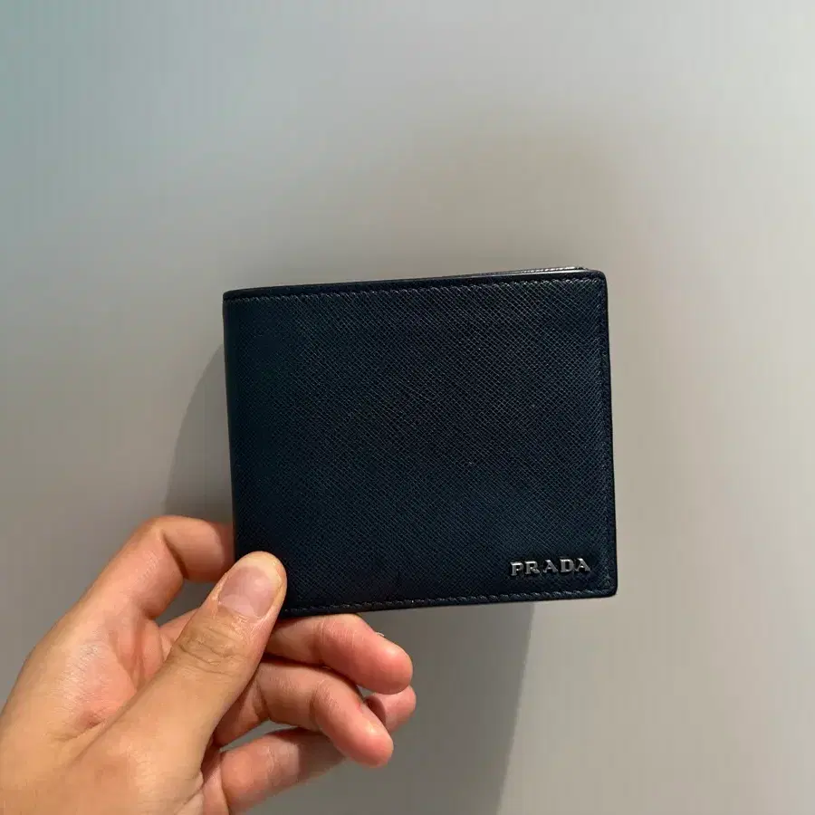 프라다 사피아노 반지갑 네이비