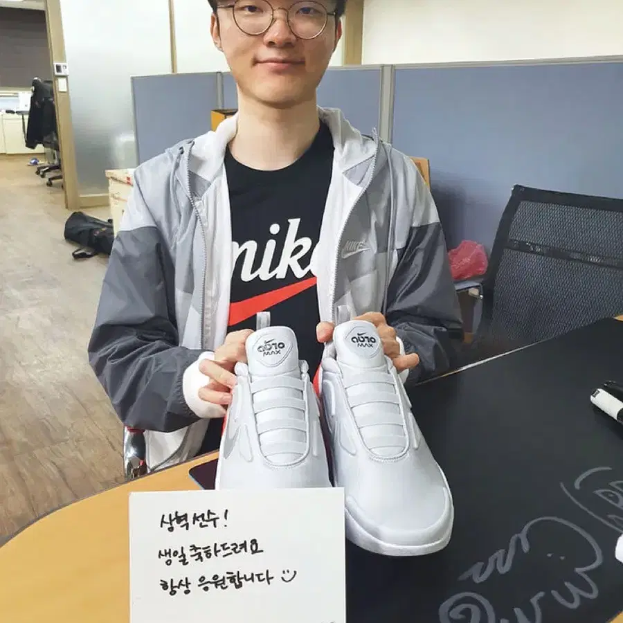 나이키 어댑트 오토맥스 (페이커 신발)