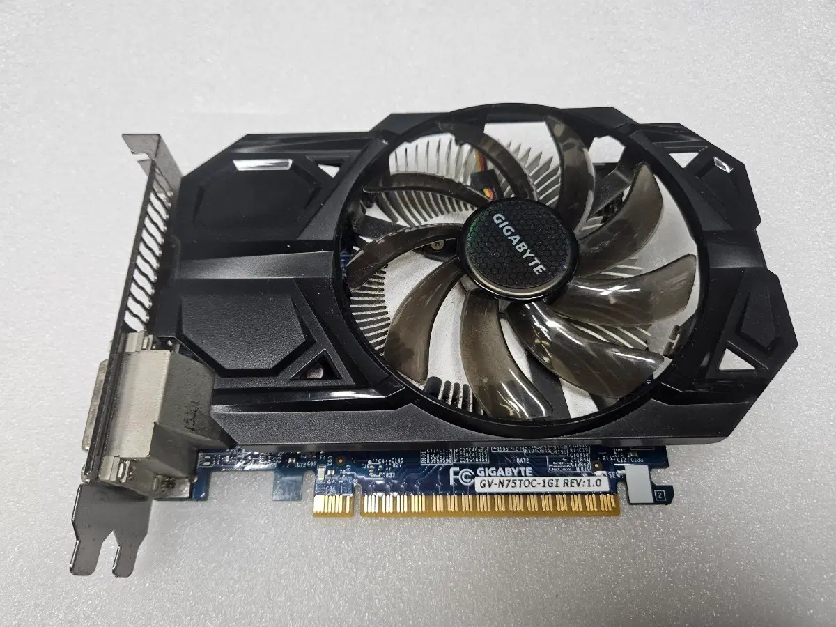 기가바이트 그래픽카드 GTX 750 입니다