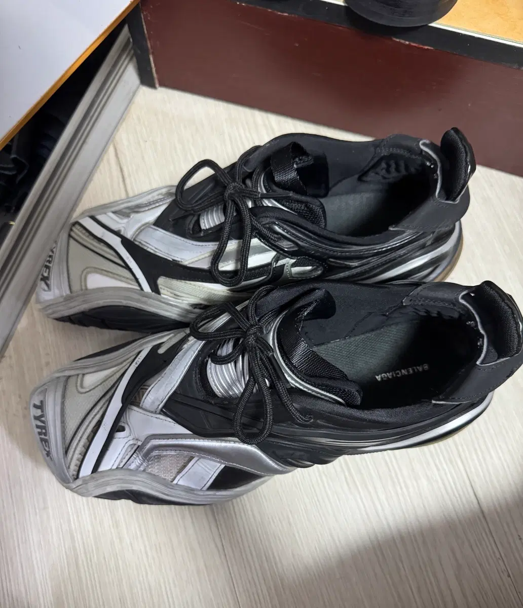 [42] 발렌시아가 타이렉스 검은