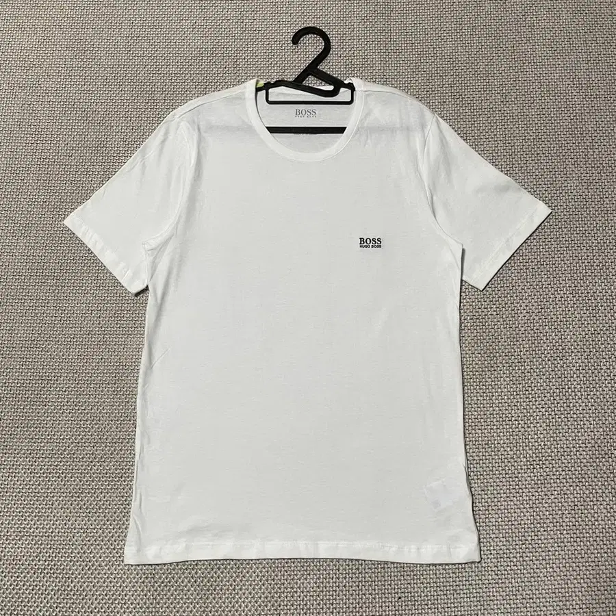 L 휴고보스 라운드 반팔티 B.8487