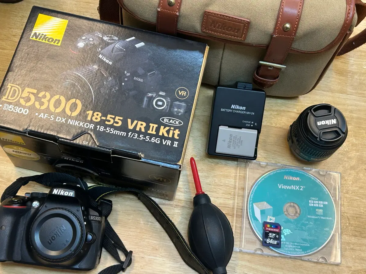 니콘 D5300 카메라 + 18-55 렌즈, 배터리, 충전기, 가방
