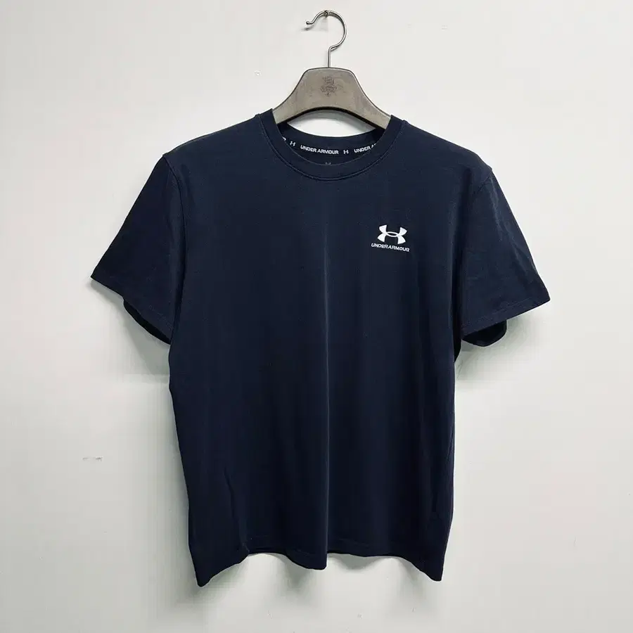언더아머(UNDER ARMOUR) 네이비 스몰 로고 반팔 티셔츠 (L)
