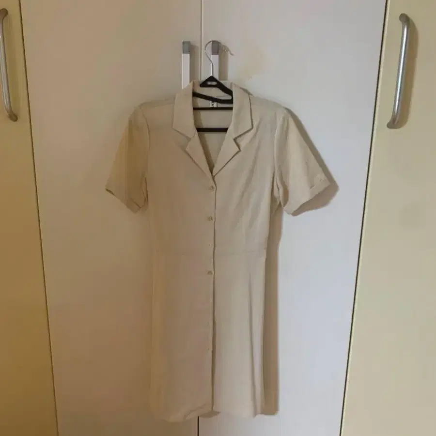 베이지색 원피스