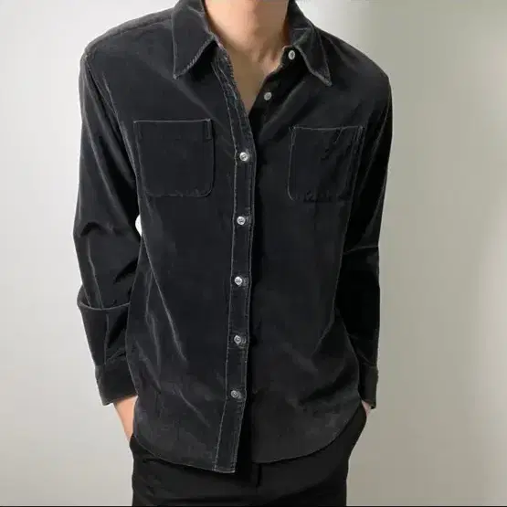 꼼사데모드 벨벳 블랙 셔츠