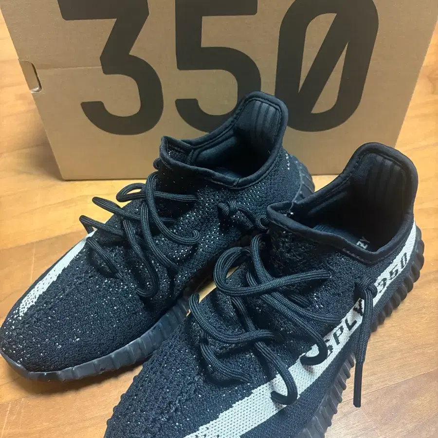 이지부스트 350 v2 코어 화이트블랙