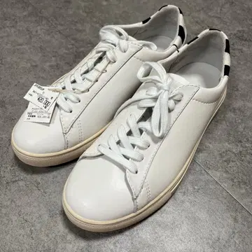 [택 포함 새상품] 에네스베 x CLAE 콜라보 가죽 스니커즈 화이트 23cm