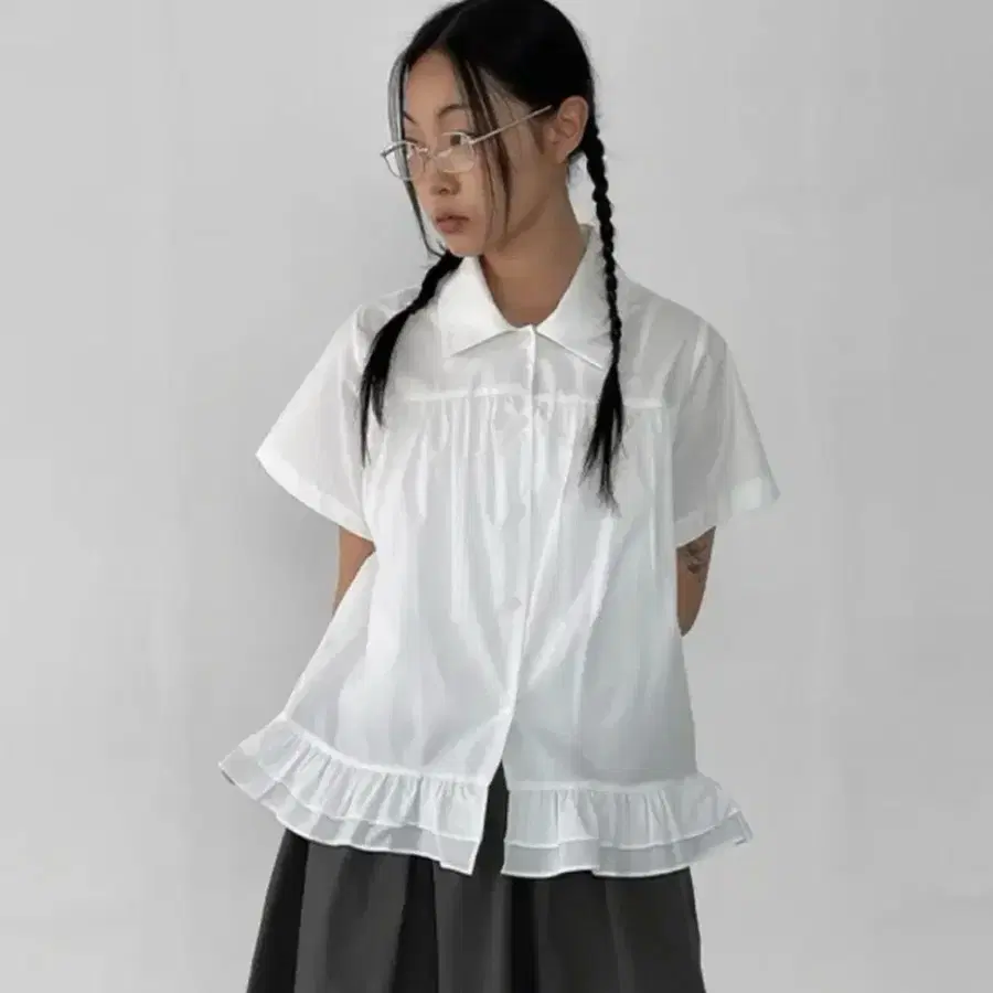 블랙업 츄키아 셔링 프릴 반팔셔츠