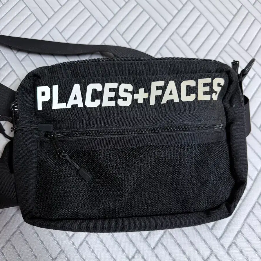 Places + Faces 크로스백