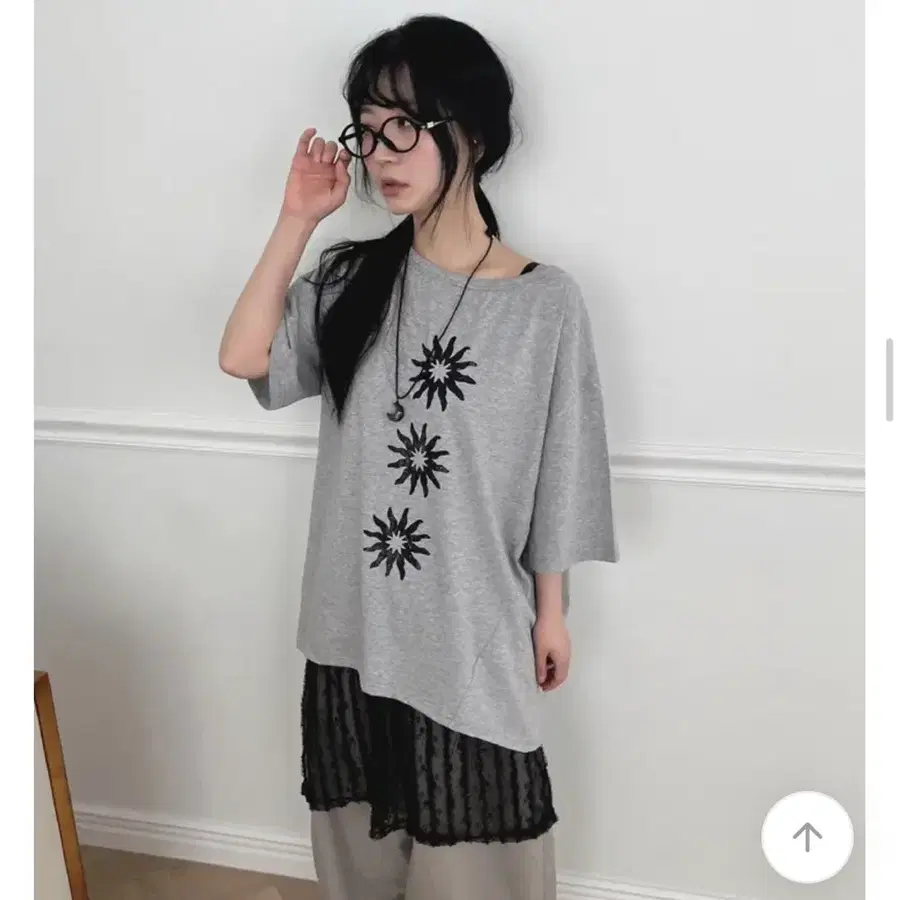 크리디) 데이아 언발 그래픽 원숄더 반팔티