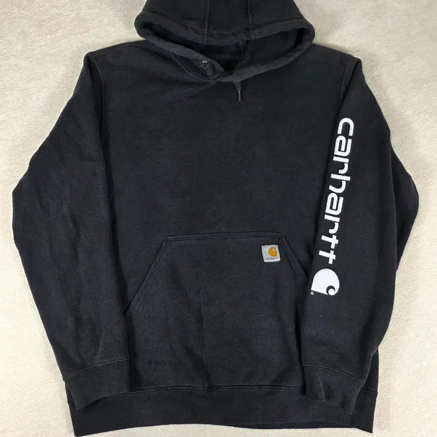칼하트(Carhartt) 소매 레터링 로고 오리지널핏 기모 후드티