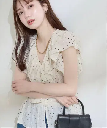 내추럴 꾸뛰르 도트 프릴 블라우스