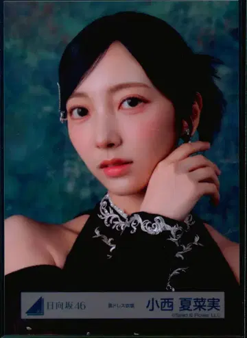 히나타자카46 2026년 신춘 아이템 코니시 나나미 블랙 드레스 의상 요리