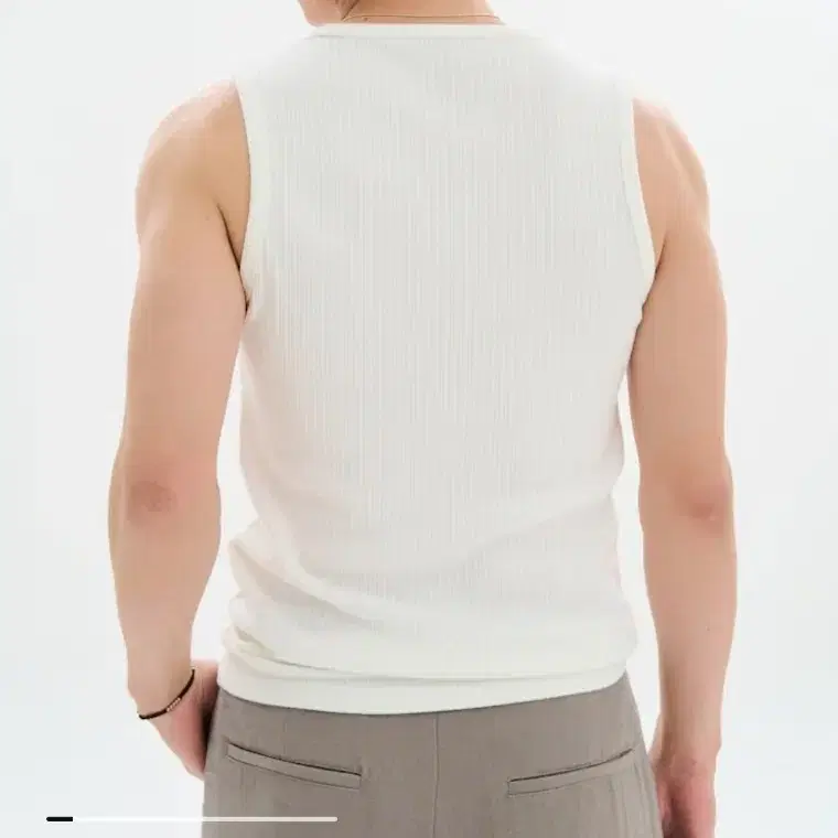 [가격내림] 에잇세컨즈 립텍스쳐드 슬리브리스  화이트 M