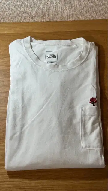 THE NORTH FACE 포켓 부착 긴팔 T셔츠 화이트
