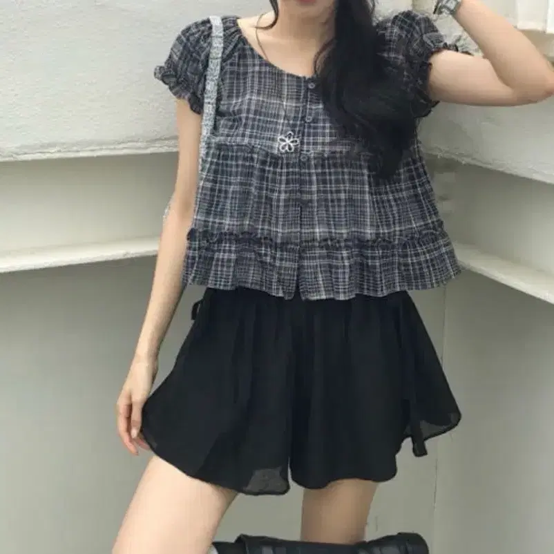 에이딘에이블 코티지 프릴 캉캉 체크 반팔 블라우스 1회 착용