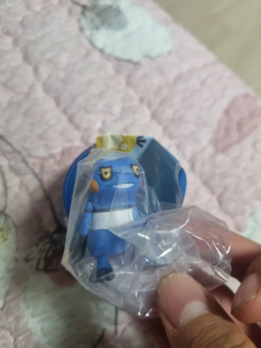 앉아있는 삐딱구리