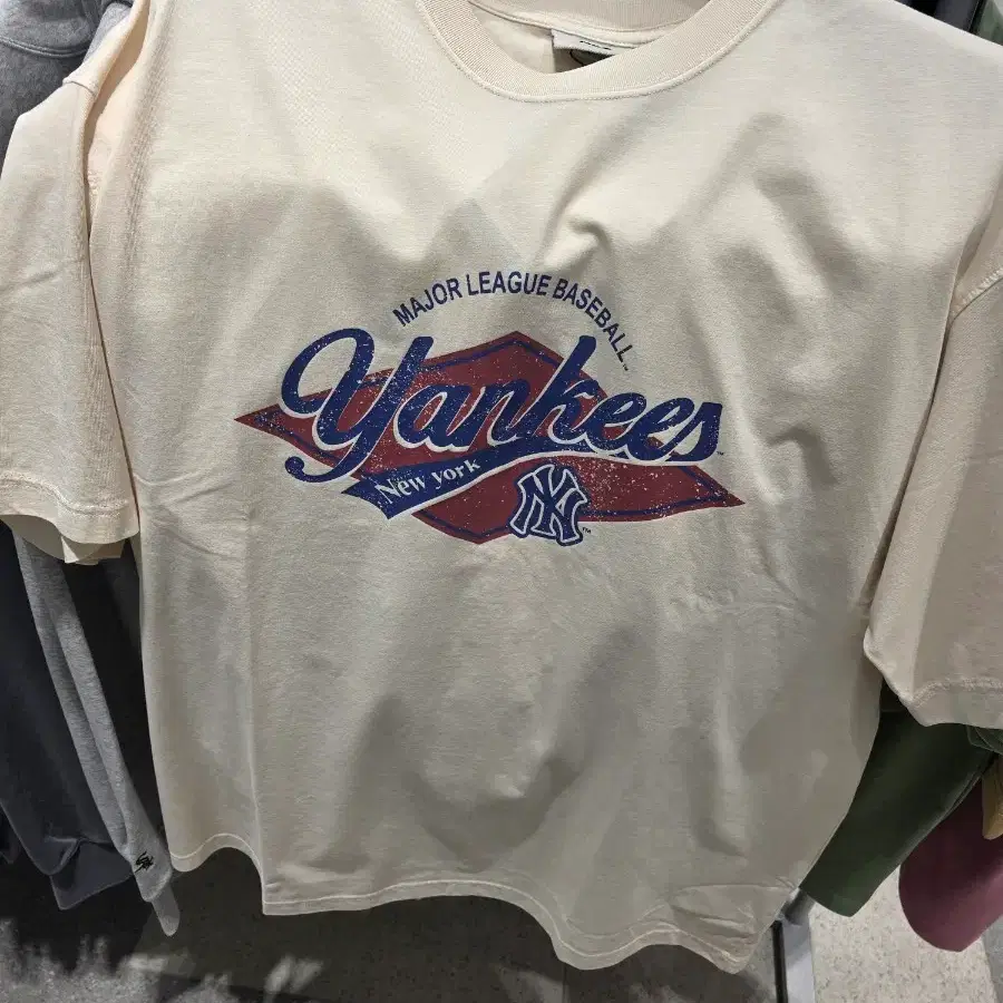 MLB 뉴욕 양키스 반팔 티셔츠 아이보리 카리나착용!!