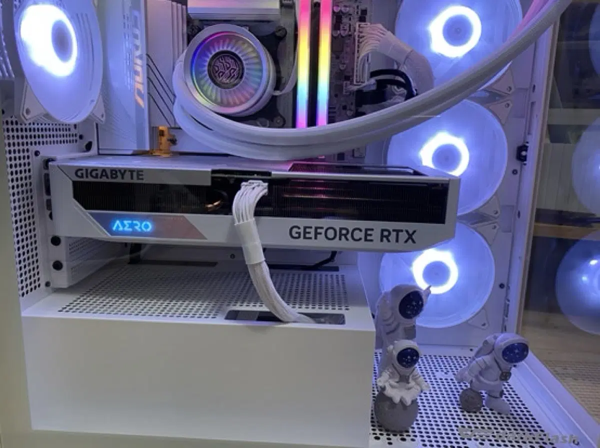 (구함글)RTX 4070 super 화이트 구합니다