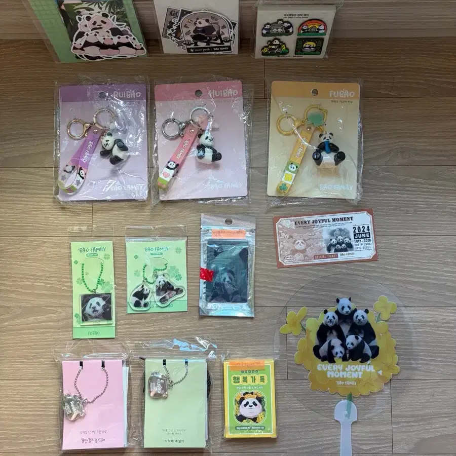 바오패밀리굿즈세트 바오(키링 피규어3종,쌍둥이,푸바오 목걸이2종,스티커)등 일괄로 판매해요~