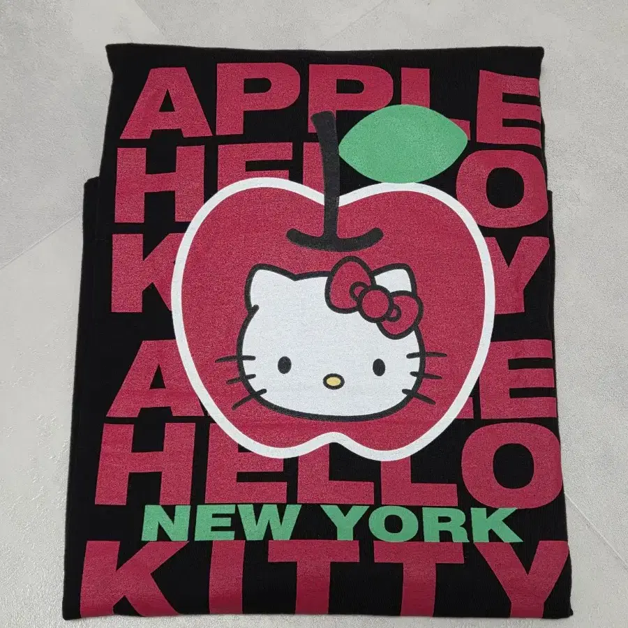 키티 레드 애플 반팔티 블랙