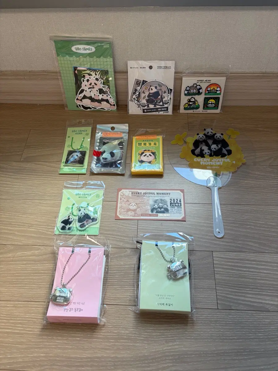 바오패밀리굿즈세트 귀여운 바오(쌍둥이,푸 목걸이 2종,스티커)등 일괄로 판매해요~