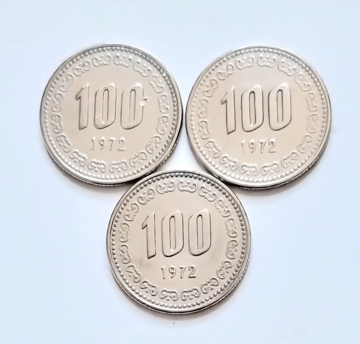 1972년 100원 동전 3개