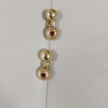 NINA RICCI 귀찌 골드 컬러 레드스톤
