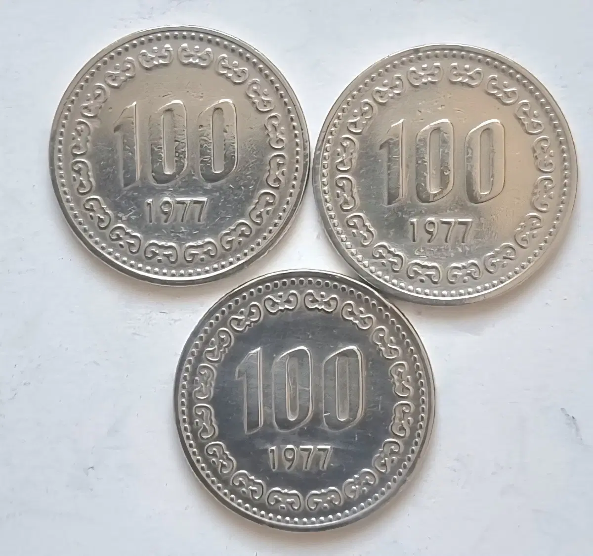 100원 동전 1977년 3개