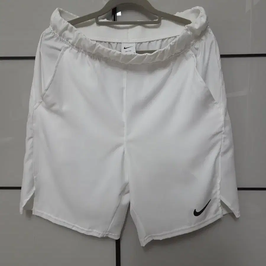 나이키 DRI-FIT 화이트 쇼츠 M
