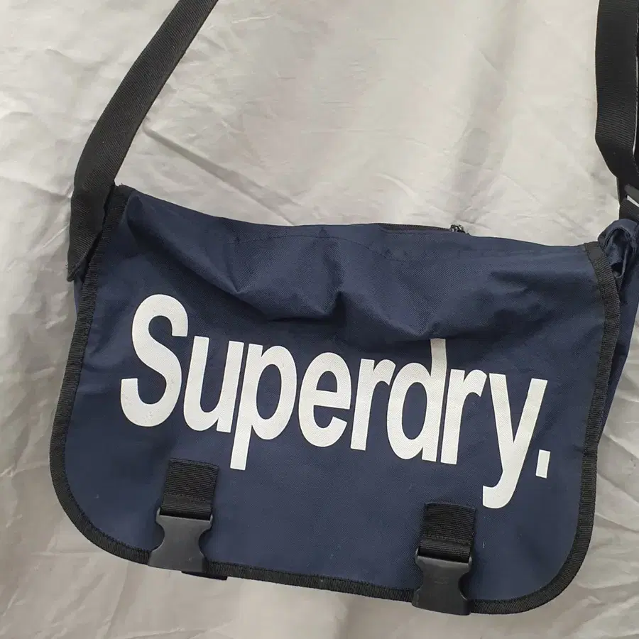 Superdry 네이비 빅로고 메신저백