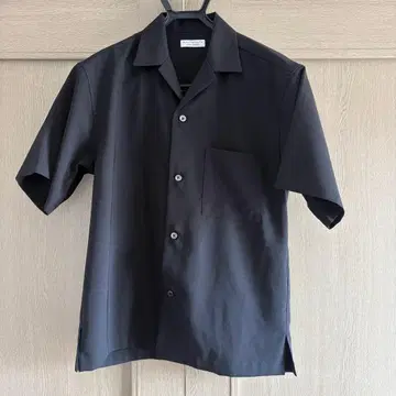 BEAUTY&YOUTH Reflax 오픈 카라 셔츠 (색상: BLACK)