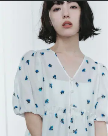 [ 가격 인하 ] ( EMMEL REFINES ) 꽃무늬 자수 블라우스